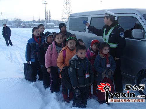 沙湾警方治理校车超载 避免给学生造成交通事故