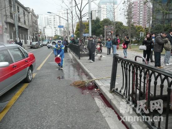 上海出租车与摩托车相撞2死(图)