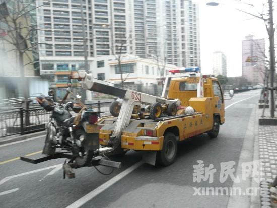 上海出租车与摩托车相撞2死(图)