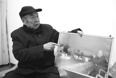 黄世鹏手捧合影追忆刘华清将军