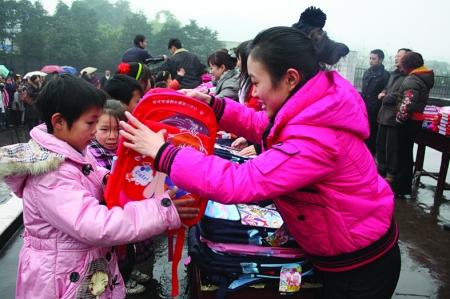 重庆中福在线爱心大使温暖江津留守儿童