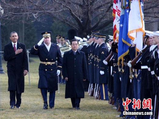 �й�������ϯ�����ε���ʱ��19�����������׹��ϲ�ƺ����ϯ������ͳ�°���Ϊ�����е�¡�ػ�ӭ��ʽ��ͼΪ�������ڰ°�����ͬ�¼������̶ӡ���������� ��˷ ��