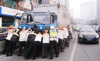 车"瘫"路上 众人推