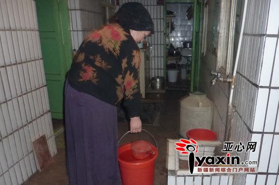 乌市天池路13户停水20天 居民每日提水吃