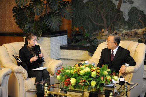 戴秉国接受中俄媒体联合采访。