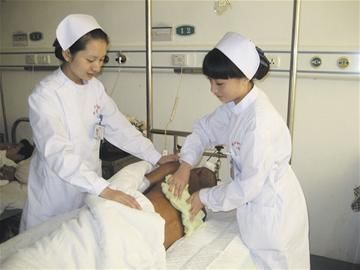 访武汉无陪护病房:医院建议上涨护理费纳入医