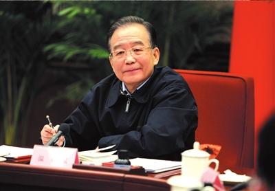 1月25日，温家宝在座谈会上听取意见。新华社发