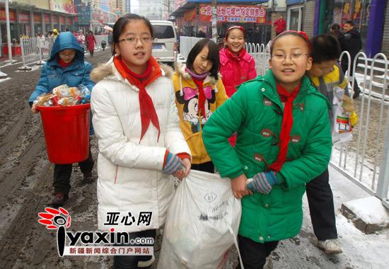 乌市12岁低保户女孩捡废品变卖为贫困户献爱