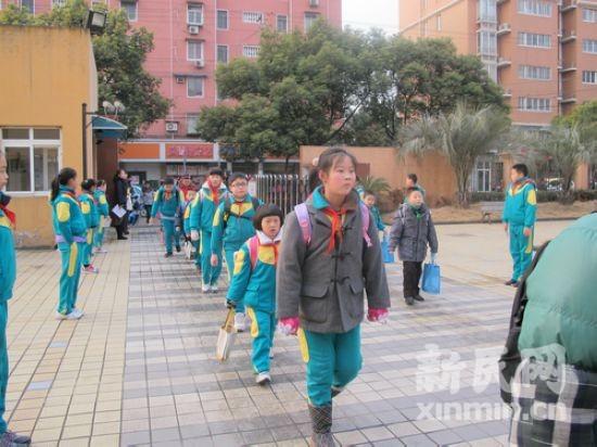 直击彭浦新村第一小学开学首日:粗心学生忘带