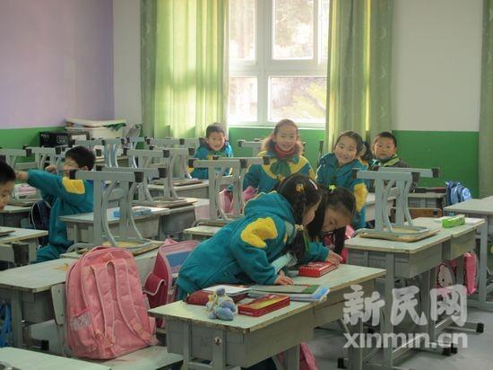 直击彭浦新村第一小学开学首日:粗心学生忘带