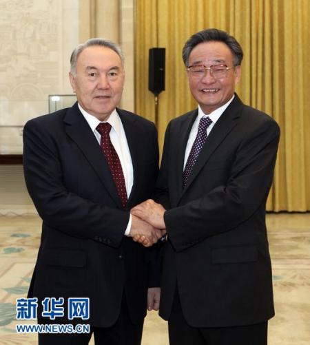2月22日，全国人大常委会委员长吴邦国在北京人民大会堂会见哈萨克斯坦总统纳扎尔巴耶夫。新华社记者 刘卫兵 摄