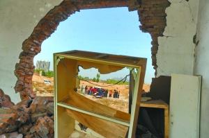 2010年11月1日，太原晋源区古寨村村民武文元被强拆的家，两名受害者从这个墙洞被扔到路边。 本报记者 杨杰 摄 