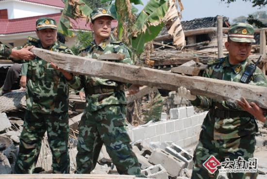 盈江地震救援见闻：女孩走了，官兵哭了