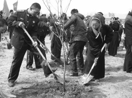 阿坝最高警营首次开放警民同为高原添棵树