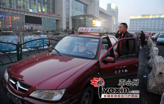 新疆乌鲁木齐出租车从业可获一年社保补助 社