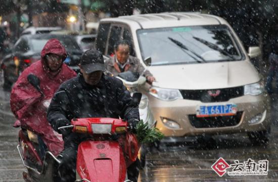 一场春雪突然“作客”昆明气温骤降