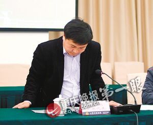 沃尔玛重庆区域经理杨国伟在约谈会上向重庆消费者致歉 重庆晚报记者 钱波 摄