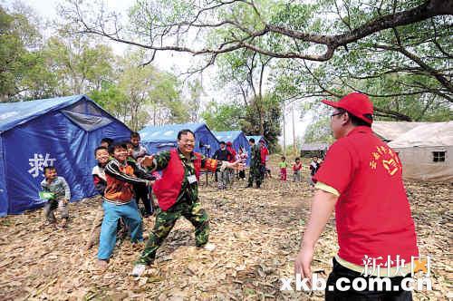 盈江满月女娃被埋无恙生还两天“拉”出沙子