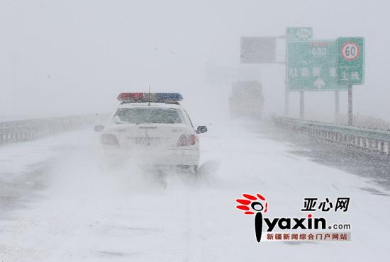 乌鲁木齐市16日降下今冬最大一场雪暴雪倾城深达14厘米