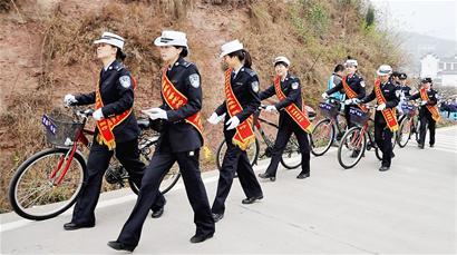 百名警花集体巡逻“温柔一百刀”出动，处理事故不超10分钟