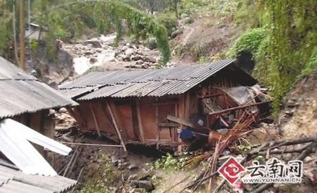 怒江福贡强降雨引发泥石流出入贡山唯一公路中断仍在抢修