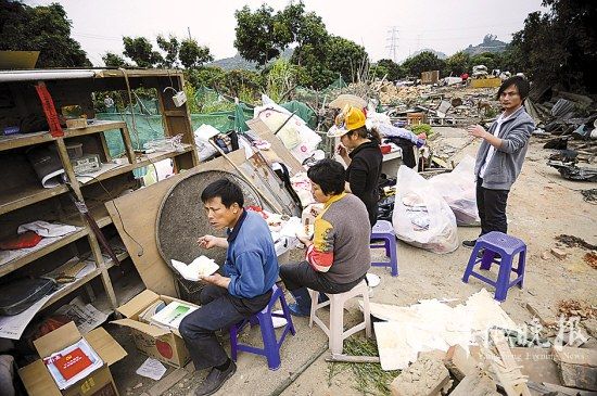 房子上午被拆，一家人坐在废墟里吃盒饭