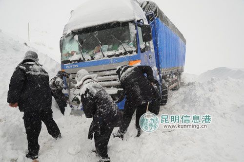 工作人员在清理214国道上的积雪 供图