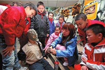 小学生学地震自救