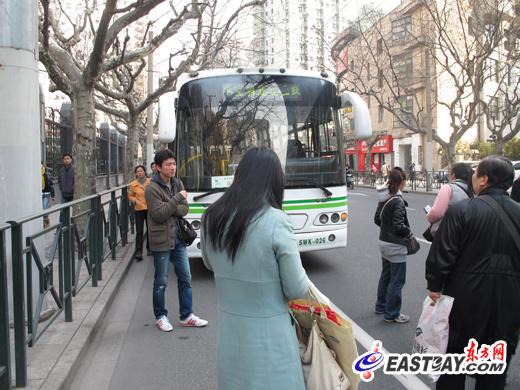 沪一公交行进途中突冒浓烟司机紧急疏散无人伤亡