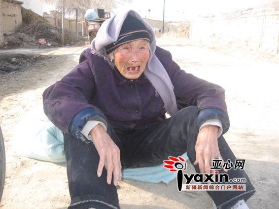 新疆乌苏市82岁老妇被女儿赶出家门 乡镇干部
