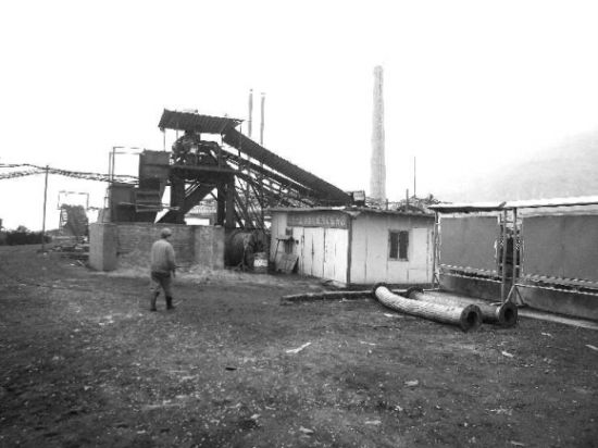 王家岭碟子沟项目部内只能见到零星的矿工身影。