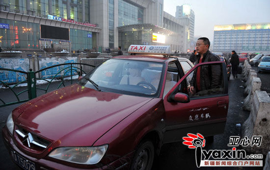 新疆乌鲁木齐市租车颜色五花八门惹市民热议