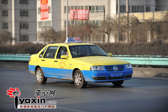 新疆乌鲁木齐市租车颜色五花八门惹市民热议