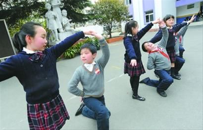 课间不做操 改跳宫廷舞吧