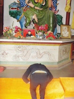 国内新闻 > 正文  刘华英在观音寺内跪拜州委书记的照片网络图片