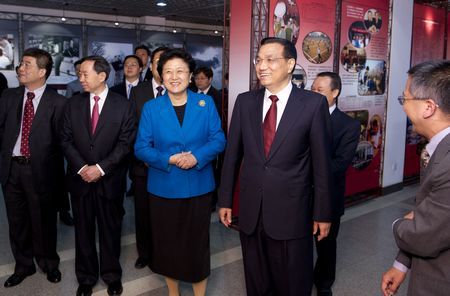 李克强参观北大校史馆