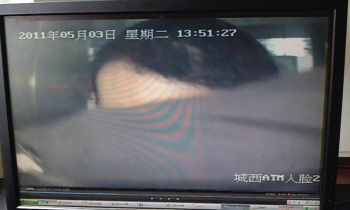 男子上演"掩耳盗铃" 手遮摄像头机上取走他人钱