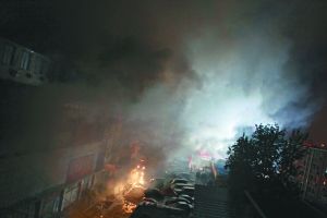 昨晚，起火的大楼被大量浓烟笼罩。当晚，位于海淀田村路的一家商品交易市场发生火灾。 本版摄影/本报记者 吴江