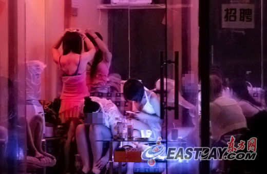 暗访:十多家发廊聚街边