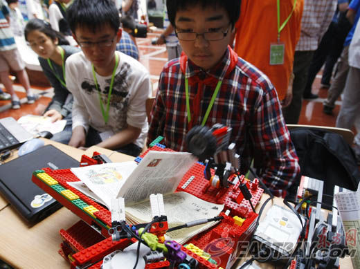 中国青少年机器人竞赛开赛 机器人 散打 动真格