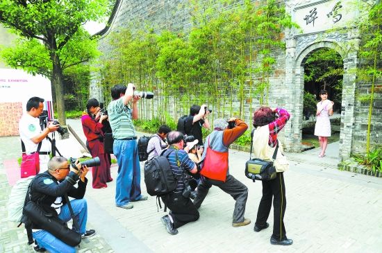 <em>街拍旗袍美女</em> 定格花样年华_新闻中心_新浪