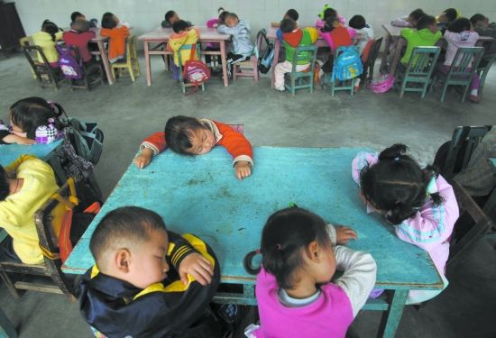 幼儿园小班课桌上 孩子们酣然午睡