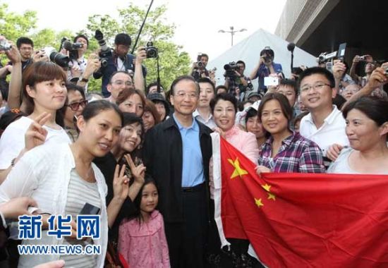 5月21日，中国国务院总理温家宝在日本福岛吾妻综合运动公园体育馆避难所慰问灾民。这是温家宝总理在福岛吾妻综合运动公园体育馆避难所外与当地华人华侨合影。新华社记者 丁林 摄 