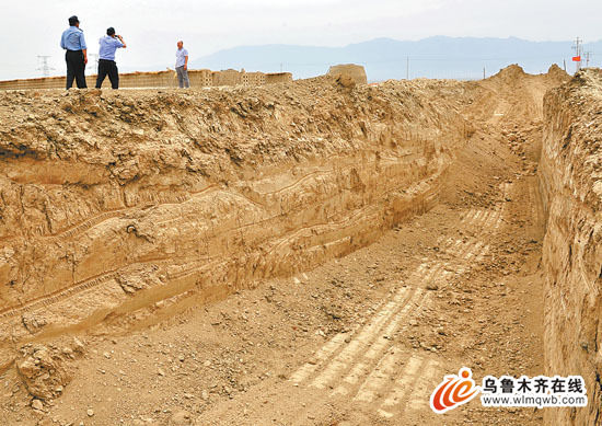 新疆乌鲁木齐一砖厂无证生产毁了200余亩公益