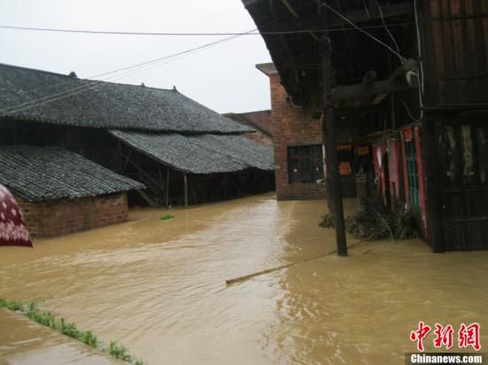 湖南新化县继遭受6•5特大暴雨灾害后，6月9日13时至6月10日13时，再次遭受大暴雨和特大暴雨袭击，39个雨量站中100mm以上的雨量站28个，平均降水量113.55mm。辛宣 摄