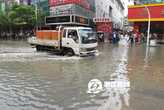 兰溪市区，车辆在水中行进