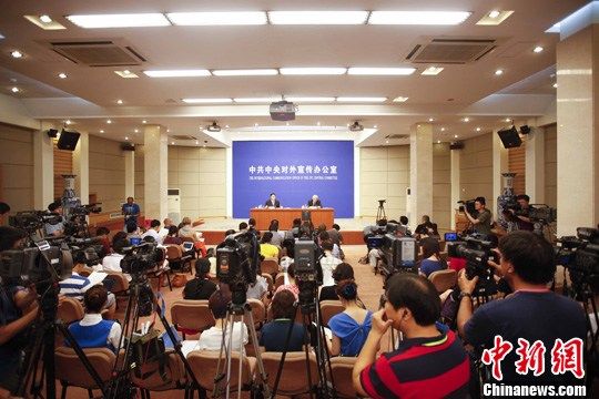6月22日，中共中央外宣办在北京举行新闻发布会，通报中国共产党90年来反腐倡廉建设等方面情况。中央纪委副书记、新闻发言人吴玉良介绍中国共产党反腐倡廉建设情况并回答记者提问。图为中外媒体出席新闻发布会。