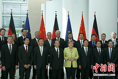 当地时间6月28日上午，中国总理温家宝与德国总理默克尔在柏林共同主持召开首轮中德政府磋商，双方各有十几位部长级官员出席磋商。图为两国总理和部长们在磋商前合影。中新社发 周兆军 摄
