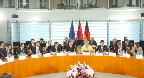 6月28日，温家宝与默克尔共同主持首轮中德政府磋商。新华社记者 黄敬文 摄
