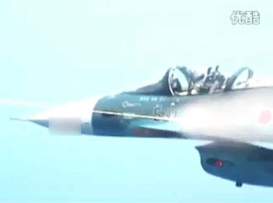 网络上流传的“日本F-2在东海上空向中国军机开火”视频截图